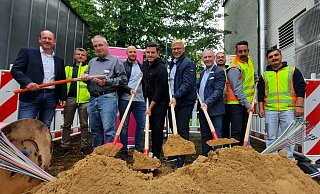 Kai Fischer (Telekom, v.l.), Manuel Shirtovski (Libra), Dirk Gaßdorf (Gemeinde), Sascha Prinz (Telekom), Avni Hyseni (Telekom), Max Summer (FiberExperts), Jens Hahn (Gemeinde), Nedzib Zekovic (Libra), Christian Pilz (FiberExperts) und Avdi Drini (FiberExperts) freuen sich, dass die Bauarbeiten beginnen. - Jonas Damme