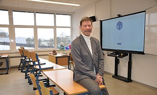 Heinrich Lübbert im Klassenzimmer der Steinhagener Realschule. Natürlich im Sakko. Eigentlich könnte er seit neun Jahren seinen Ruhestand genießen, doch er arbeitet noch immer gerne. - Frank Jasper