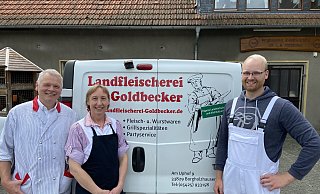 Die Familie Goldbecker - hier von links: Bernd, Annemarie und Sohn Adrian - fahren nach der Ladenschließung gefühlsmäßig Achterbahn. Für das Foto konnten alle drei aber dann doch lächeln. - Matthias Foede