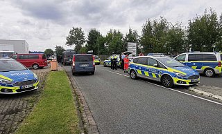 Am Mittwochnachmittag sperrten Einsatzfahrzeuge der Polizei die Zufahrt zu der Schießanlagen im Gewerbegebiet. - Andreas Großpietsch