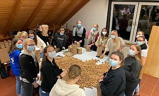 Das Frauenfußballteam des TSV Amshausen sortiert die Walnüsse für den Weihnachtsmarkt. Der Verkauf findet jetzt aber im TSV-Vereinsheim statt. Foto: TSV Amshausen - TSV Amshausen
