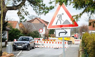 So wie am Gartnischer Weg vor drei Jahren wird auch in 2023 an einigen Stellen gebuddelt. Kanalsanierungen, Endausbau, neue Straßen und Fahrradwege stehen auf dem Programm. - Rolf Uhlemeier