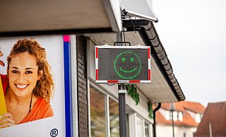 Wer sich in der Innenstadt an das vorgegebene Tempolimit von 20 km/h hält, wird mit einem lachenden Gesicht belohnt. - Andre Schneider