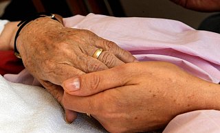 Schwerstkranke und sterbende Menschen brauchen Zuwendung, Präsenz und das besondere Fachwissen in der Palliativpflege. Elf Jahre lang hat das Palliativteam der Diakonie diese Anforderungen voll erfüllt. Die Lücke, die nach dem Rückzug entsteht, wird kaum zu schließen sein. Foto: DPA - usage worldwide