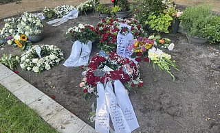 Unter großer Anteilnahme wurde die Asche von Marion S. am Freitagnachmittag auf dem Steinhagener Waldfriedhof beigesetzt. - Wolfgang Wotke