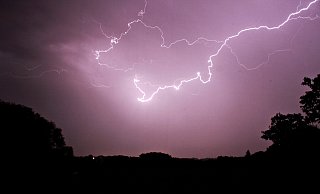 Blitz und Donner weckten in der Nacht zu Dienstag die Menschen im Altkreis Halle aus dem Tiefschlaf. Unser Leser Bastian Breiter nutzte die Nacht, um fantastische Bilder zu schießen. Dieses entstand in Werther auf der Borgholzhausener Straße in Blickrichtung Spenge. - Bastian Breiter