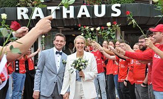 Vor dem Steinhagener Standesamt wurden Juliane und Fabian Karnath jubelnd empfangen. - Frank Jasper