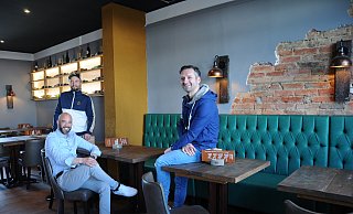 Küchenchef Gera Galwas (hinten), Serviceleiter Vasili Porikis (links) und Inhaber Marinos Ioannidis in den neuen Räumen der "Dicken Dornberg". Sie vereint historische Elemente mit modernem Industrieschick. - Anja Hanneforth, HK