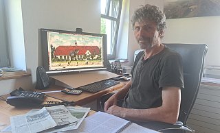Hobby-Historiker Ulrich Maaß schreibt eine Chronik übr die Schule und sucht dafür nach alten Klassenfotos. - Silke Derkum-Homburg