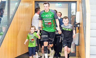 Große Ehre für Jan Patzelt: Loxtens Kapitän lief erstmals mit seiner Tochter Emilia (l.) und deren ehemaligen Kindergartenfreund Paul auf. - Andre Schneider