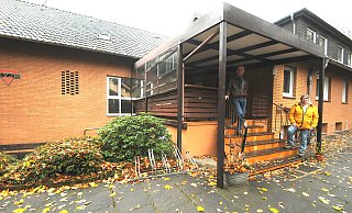 Reinhard Kreft und Heimleiterin Sabine Runde vor dem CVJM-Waldheim in Häger. Im vergangenen Oktober, als der Schaden passierte, war dem Vorsitzenden des Trägervereins noch nicht klar, wie lange das Hickhack um die Bezahlung von Handwerkerrechnungen dauern würde. - Claus Meyer