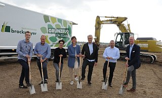 Beim Spatenstich: Sebastian Noelle (von links), Henry Brockmeyer, Silke Brockmeyer, Madeleine Möller, Hans-Heinrich Möller, Mark Metzger, Thomas Tappe. - Marc Uthmann