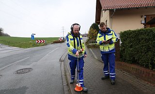 Phillipp Kempkes (links) und Eric Viehe untersuchten die Sundernstraße in Borgholzhausen mit Hilfe eines Bodenschallmikrofons. - Andre Schneider