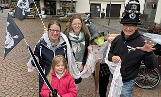Stefanie Wrobbel mit Tochter Leonie (v. l.) und Kristin Strakeljahn als Vertreterinnen der Fördervereine der DRK-Kita Henry Dunant und der Sonnenschule sind beim Halloween-Shopping mit dabei. IGEV-Vorsitzende Rosi Dieckmann-Rose hat sich bereits ins passende Outfit geworfen. Frank Unzicker von der Kampfsportschule Versmold organisiert einen Halloween-Umzug. - Tasja Klusmeyer