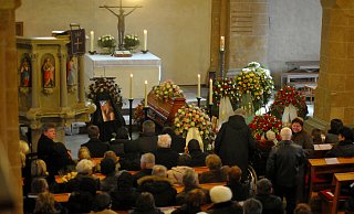 Hunderte Menschen kamen im Jahr 2012 zur Trauerfeier der ermordeten Nelli Graf in die Haller St. Johanniskirche. Nach ihrem Mörder wird weiterhin gesucht. - Nicole Donath