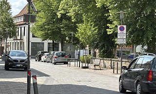 17 km/h ist im grünen Bereich: Seit gut einem Jahr gibt es in Versmolds Innenstadt Verkehrsdisplays (hier die Ravensberger Straße). Sie sollen ans Langsamfahren erinnern und zudem der Stadt wichtige Daten zur Geschwindigkeit liefern. - Tasja Klusmeyer