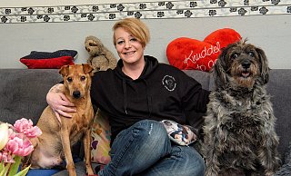 Daniela Teschner aus Steinhagen findet erfolgreich entlaufene Hunde in Ostwestfalen-Lippe wieder. Ihre Hunde Manni und Bella sind ihre emotionale Stütze. - Michaela Heinze