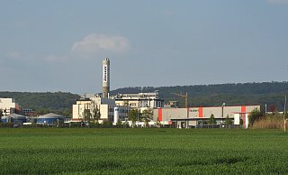 Die beiden US-Investmentfirmen Advent und Warburg Pincus sind bereit, 4,25 Milliarden US-Dollar für die profitable Baxter-Sparte zu bezahlen. Verkauft wird dabei auch die gewinnträchtige deutsche Krebsmittel-Tochter Baxter Oncology in Halle mit etwa 750 Mitarbeiterinnen und Mitarbeitern. - Nicole Donath
