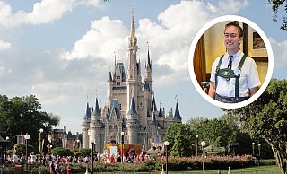 Jan Seidel schlüpft für seinen Dienst im deutschen Pavillion bei Walt Disney in typisch deutsche Kleidung. Das Disney-Schloss in Orlando sieht der Versmolder in nächster Zeit täglich auf dem Weg zur Arbeit. - Pixabay/Jan Seidel
