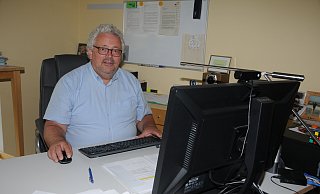 Eigentlich hätte bis zum Büro von Alexander Fillers schon längst ein Glasfaseranschluss liegen sollen. Stattdessen kämpft er weiterhin den täglichen Kampf gegen die Langsamkeit einer alten Kupferleitung. - Anja Hanneforth