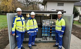 Vor der neuen digitalen Ortsnetzstation an der Sundernstraße erläutern für den Netzbetreiber Westnetz die Vorteile der digitalen Technik - von links: Hendrik Vennhoff (Netzbetriebsmeister aus Harsewinkel), Thomas Wiedemann (Leiter Regionalzentrum Münster) und Fabian Große-Allermann (Netzplaner für Borgholzhausen). Foto: Detlef Hans Serowy - Detlef Hans Serowy