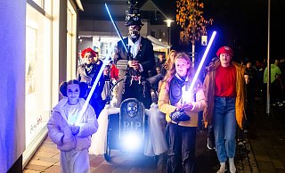 Liana Durmishaj (l.) und Ivy Siemens "eskortierten" dem Umzug durch die Innenstadt mit Laserschwertern. - Andre Schneider