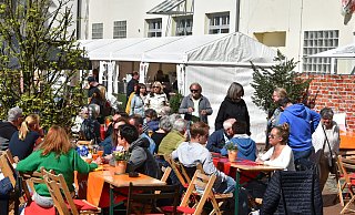 Im vergangenen Jahr lockte der Gourmet-Frühling zahlreiche Gäste in den Innenhof des Schlichte-Carrees. - Birgit Nolte
