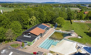 Das Parkbad - hier in den Vorbereitungen zur Saison 2015 - soll energetisch noch moderner werden. Auf dem früheren Sportplatz zwischen Bad-Gelände und Aabach soll einen Freiflächen-Solaranlage entstehen. - Ulrich Fälker