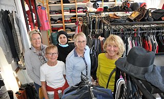 Gisela Sommerstedt (von links), Maria Schütte, Igbal Al-Temimi, Dagmar Landwehr und Andrea Waschbüsch können sich über mangelnde Kleiderspenden nicht beschweren. - Frank Jasper