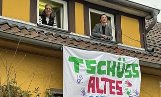 Schulleiterin Kristina Niemeyer und OGS-Leiterin Sabrina Hahn verabschieden sich etwas wehmütig vom alten Schulgebäude. Auf den Neubau freuen sich die beiden aber ebenso wie Kollegen und Schüler. - GS Gartnisch
