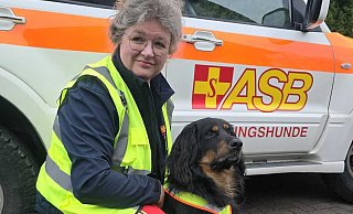 Katrin Langer und ihr dreijähriger Hovawart-Rüde Bootsmann. Das erfolgreiche Gespann arbeitet für die Rettungshundestaffel des Arbeiter-Samariter-Bundes OWL und hat bereits fast 100 Einsätze hinter sich. - Katrin Langer