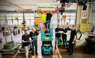 JTEKT geht, Durkopp GmbH kommt: Am Samstag fanden sich etwa 80 Freiwillige beim Haller Automobilzulieferer, die rund 10.000 Etiketten mit dem neuen Firmennamen in die Hand nahmen und den alten überklebten. - Nicole Donath