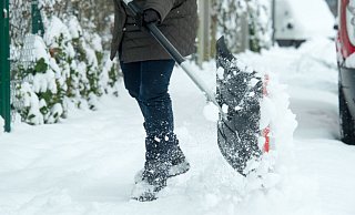 Wer ist wo für den Winterdienst zuständig? Was muss bei der Räum- und Streupflicht beachtet werden? Dazu gibt es klare Vorgaben von den Kommunen. - dpa Themenfoto