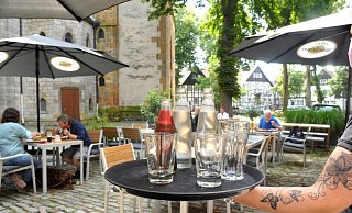 Ein Konzept für die Gastronomie könnte den malerischen Haller Kirchplatz weiter beleben und die Innenstadt noch einmal aufwerten. Foto: Nicole Donath - Nicole Donath