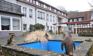 Auf der Terrasse vor dem Hotel-Restaurant befinden sich zwei mit Pinguinen verzierte Wasserbecken. - Frank Jasper