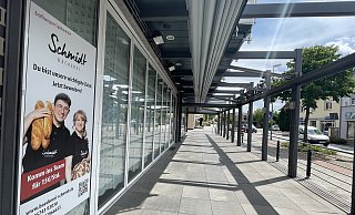 Seit Herbst sind die Türen des Eiscafés Venezia geschlossen. Bald steht die Neueröffnung an. Die Bäckerei Schmidt setzt dort ein umfassendes Gastro-Konzept um. - Tasja Klusmeyer