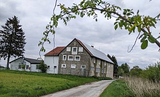 Bis zu 51 Häftlinge waren im Gefängnis von Theenhausen untergebracht, tausende sind es in den vergangenen 78 Jahren gewesen. Wie aber lebt es sich neben einem Gefängnis? Die Hofbesitzerin erzählt. - Anja Hanneforth