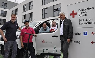 Die Linie 4 des Borgholzhausener E-Carsharings verbindet die Mobilstation am Bahnhof mit dem DRK Haus Ravensberg. Das Foto von der offiziellen Inbetriebnahme des Mini-Transporters vom Typ Opel „Vivaro“ zeigt (v.l.) Hausmeister Karsten Koch, E-Caroperator David Elert, Einrichtungsleiter Christoph Langewitz, Koch Björn Hellmann und Mobilitätsmanager Peter Thoelen. - DRK/Stephan