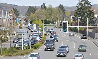 Steinhagens Politik ist sich einig: Zumindest bis zur Sanierung der Bielefelder und der Woerdener Straße soll auf dem Autobahnzubringer Tempo 30 gelten. - Frank Jasper