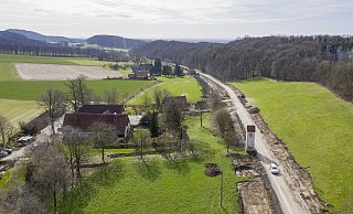 Das kleine Trafohäuschen der TWO vor dem Grundstück Hengeberg 32 musste zugunsten des Radwegs verschwinden. - Ulrich Fälker