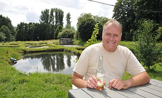 Stefan Kontowski lädt bei schönem Wetter ins Hofcafé an die Teiche ein. Los geht es am kommenden Wochenende mit einem Matjes-Fest. - Frank Jasper