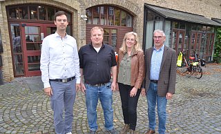 Tobias Altehülshorst (v.l.) und Sönke Delitz von den Stadtwerken Bielefeld stehen den Vertretern des Klimabeirates in der Remise Rede und Antwort zum Thema Technik und Bau von Windkraftanlagen. Dazu zählen Dagmar Pahmeyer und Thomas Kolmhuber. - Ekkehard Hufendiek