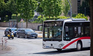 Der Bus eines Steinhagener Unternehmens, hier ein Symbolbild, wurde jetzt in Sennestadt aus dem Verkehr gezogen. - Niklas Tüns