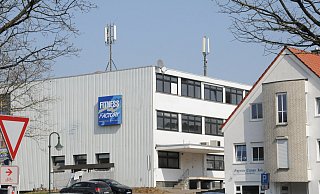 Das Bielefelder Landgericht hat in zweiter Instanz entschieden: Der Sendemast auf dem ehemaligen Fitness-Factory-Gebäude an der Engerstraße muss abgebaut werden. - Anja Hanneforth, HK