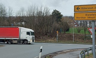 An der Auffahrt der Osningstraße auf die Haller Straße teilen sich die beiden Abschnitte des Glasfaserausbaus. Die Maßnahme startet am 26. Februar 2024. - Claus Meyer