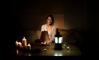 Will man während eines Stromausfalls nicht im Dunkeln sitzen, sollte man daheim immer einen Grundvorrat an Kerzen und Teelichtern haben. - dpa