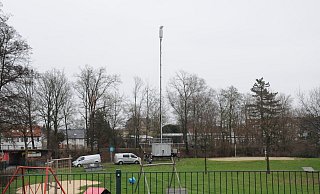 Seit der vergangenen Woche steht der vorübergehende Vodafone-Funkmast auf dem Freibadgelände. - Anja Hanneforth, HK
