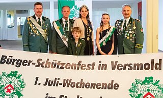 Kommandeur Oliver Scheer (v. l.), das Königspaar Heiko und Anna Müller mit Sohn Niklas, Jugendkönigin Charlotte Bredow und Vorsitzender Jörg Bechtel freuen sich auf das Bürgerschützenfest am 1. Juli-Wochenende. - Andre Schneider