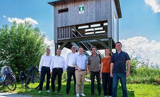 Uwe Wittkamp (v. l.), Matthias Hauke, Gerold Momann, Michael Meyer-Hermann, Bernhard Walter, Heike Brüggemann und Mirco Witzke freuen sich darüber, dass das Versmolder Bruch um einen Ausflugspunkt reicher ist. Der Turm ist wieder freigegeben. - Andre Schneider