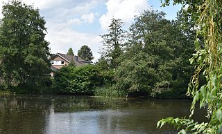 Im Mühlenteich neben dem Edeka soll ein Schatz schlummern, wie Stadtführer Hans-Joachim Weber-Ebel berichtete. - Birgit Nolte